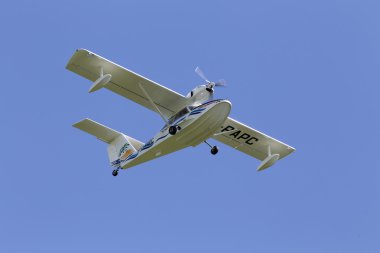 Aeroprakt A-24 Viking deniz uçağı mavi gökyüzü arka plan üzerinde