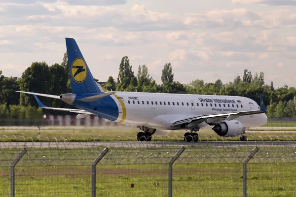 Aterragem Ucrânia International Airlines Embraer ERJ190-100 aeronaves — Fotografia de Stock
