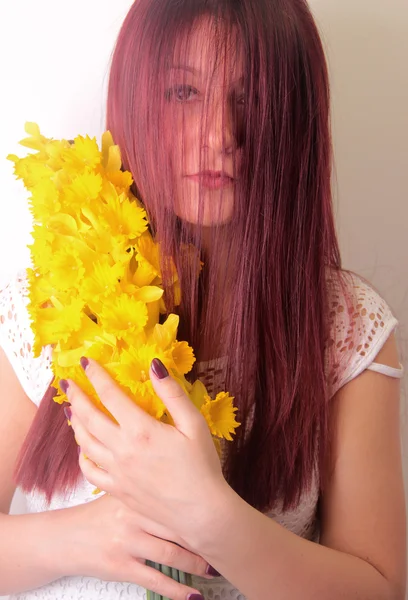 Frühlingsschönheit, Frauen mit gelben Blüten — Stockfoto