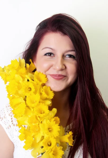Beleza primavera, mulheres com flores amarelas — Fotografia de Stock