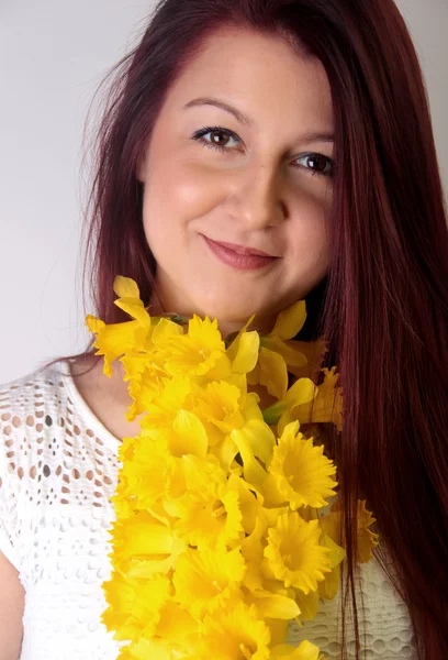 Beleza primavera, mulheres com flores amarelas — Fotografia de Stock