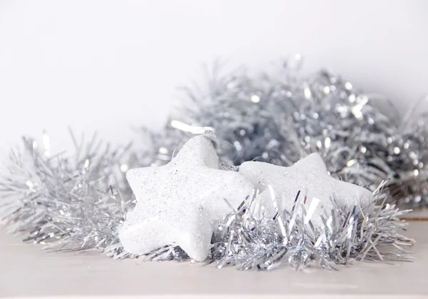 Різдвяна прикраса на білому дереві — стокове фото