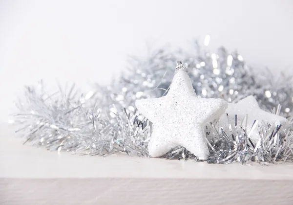 Kerstdecoratie op wit hout — Stockfoto
