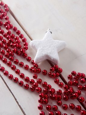 Beyaz arkaplanda Noel süslemesi