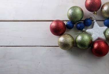 Beyaz arkaplanda Noel süslemesi