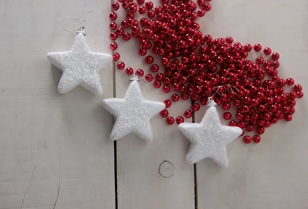 Kerstversiering op witte achtergrond — Stockfoto