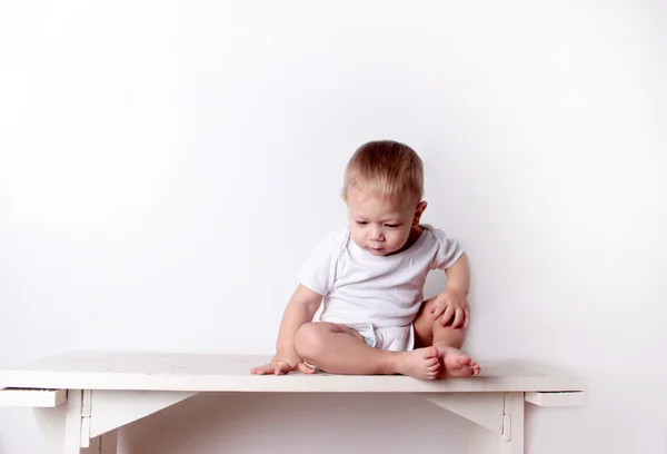 Bebé niño en fondo blanco —  Fotos de Stock