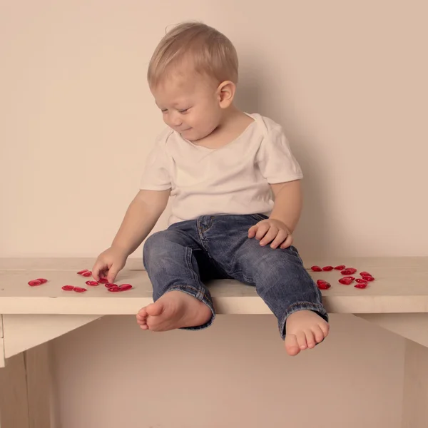 Bebé niño rojo corazones —  Fotos de Stock