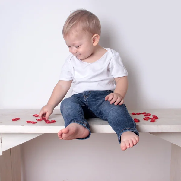 Bebé niño rojo corazones —  Fotos de Stock