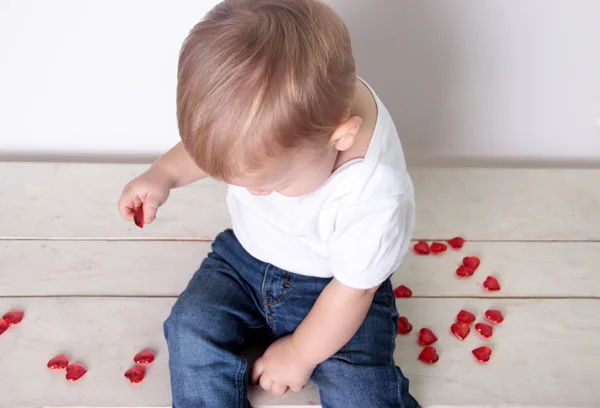 Chłopiec czerwony dziecko serca — Zdjęcie stockowe