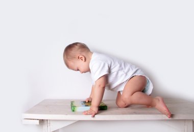 erkek bebek ve kitap