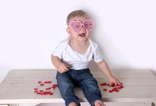 Bebé niño con corazones rojos Imagen De Stock