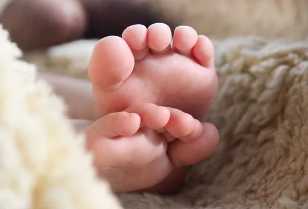 Dziewczynka, stopy dziecka — Zdjęcie stockowe