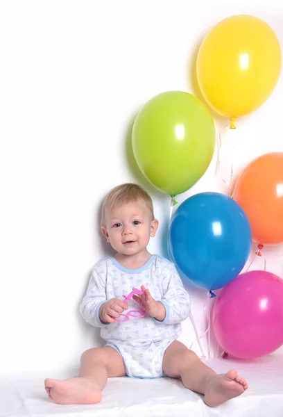 Bebé niño con globos — Foto de Stock