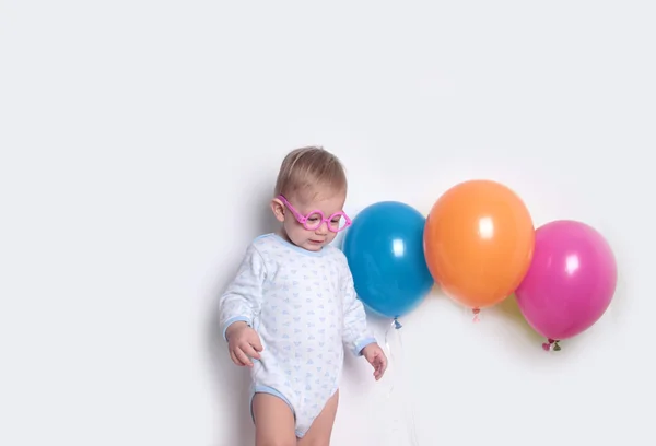 Bebé niño con globos —  Fotos de Stock