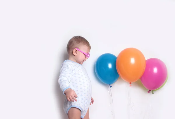 Bebé niño con globos —  Fotos de Stock