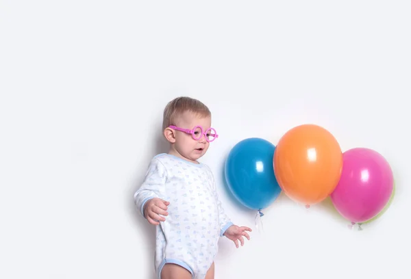 Bebé niño con globos —  Fotos de Stock