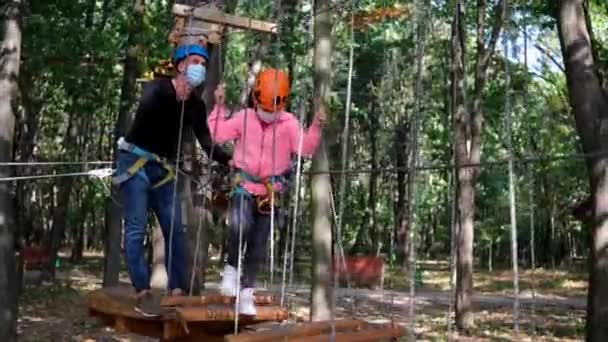 Rope Park Dia Ensolarado Verão Instrutor Ajuda Menina Passar Obstáculo — Vídeo de Stock