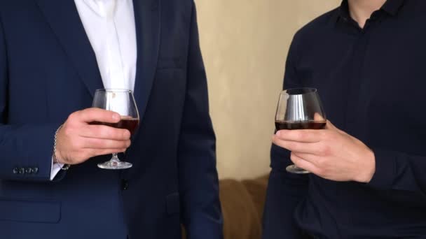 Dva Muži Bundě Košili Cinkají Sklenicemi Whisky Zblízka Zpomalený Pohyb — Stock video