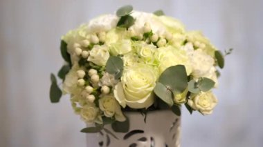 Gelinin güzel düğün buketi hafif bir arka planda döner..