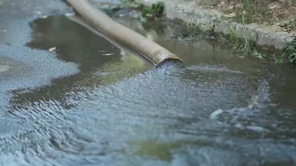 Air Mengalir Dari Selang Tebal Aspal Memompa Air Dari Palka — Stok Video
