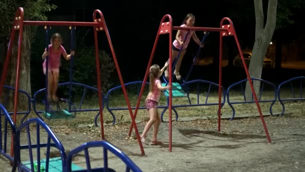 Три Дівчини Дитячому Майданчику Насолоджуються Вночі Під Відкритим Небом Дівчата — стокове відео
