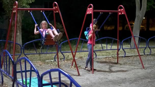 Madre Dos Hijas Patio Recreo Disfrutando Por Noche Aire Libre — Vídeos de Stock