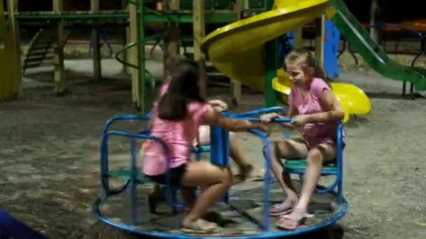 Niños Felices Montan Carrusel Infantil Parque Por Noche Tres Chicas — Vídeos de Stock