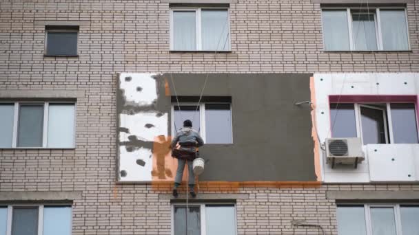 Альпинисты Работают Над Изоляцией Фасадов Многоэтажного Жилого Дома Строитель Работающий — стоковое видео