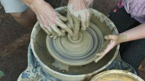 Maestro Enseña Las Niñas Hacer Cerámica Barro Rueda Giratoria Potters — Vídeo de stock