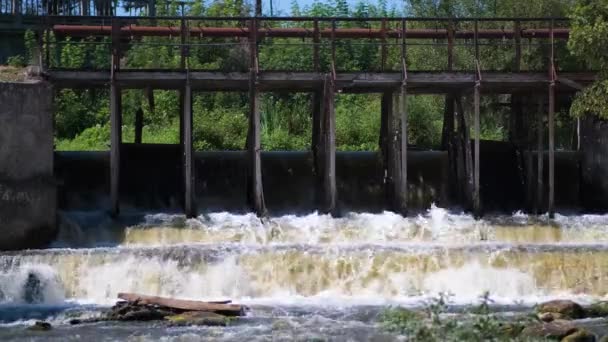 田舎の古いダム 水路の経路と流れを制御する人工滝 — ストック動画