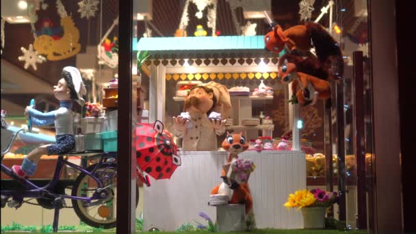 Die Beweglichen Puppen Einem Schaufenster Nachtbeleuchtung Als Schaufenster — Stockvideo