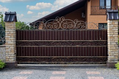 Modern, güçlü dekoratif kapılar, yerleşim yerinin yakınında demir elementler var..