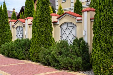 Güzel dekoratif çimento çitleri..