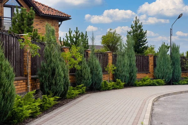 Güzel dekoratif, modern, tuğla kolonları olan ahşap çitler..