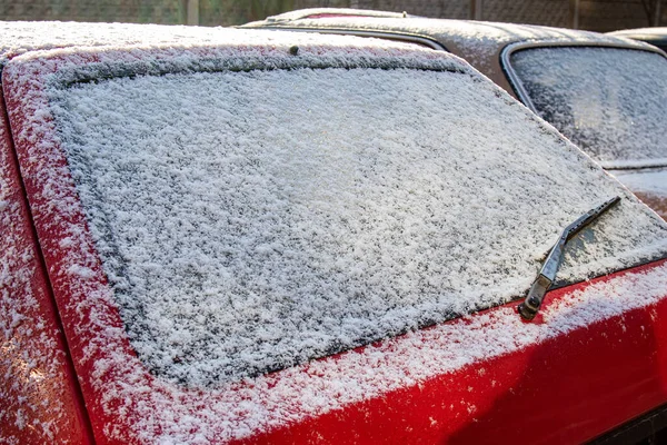 Sidofönster Den Röda Bilen Täckt Med Snö Efter Snöfall — Stockfoto