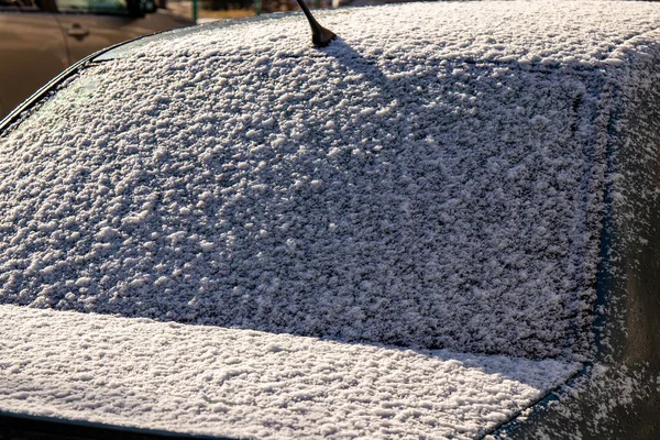 Arabanın Arka Camı Karla Kaplı Kar Yağdıktan Sonra — Stok fotoğraf