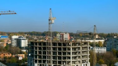 Büyük inşaat alanındaki işçilerin zaman aşımı dökümü ve beton döşemesi, çelik beton takviyesi ile çalışıyor. Gelişmiş inşaat teknolojisi ve modern monolitik yapı. inşaat endüstrisi
