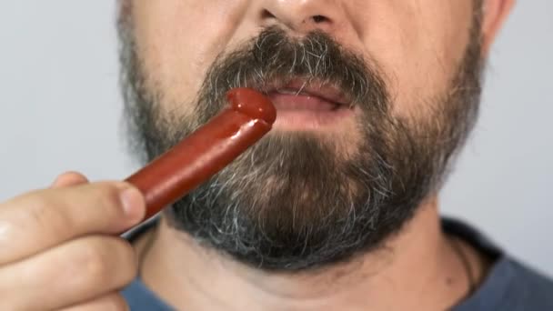 Gros Plan Homme Barbu Mange Fast Food Saucisse Fumée — Video