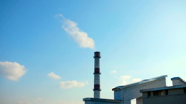 Zone Industrielle Avec Une Grande Fumée Blanche Rouge Tuyau Est — Video