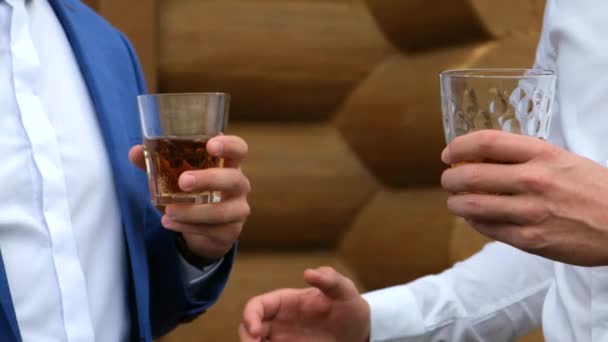 Podnikatelé Přátelé Plácají Podávají Ruce Sklenicemi Whisky Detailní Záběr Rukou — Stock video