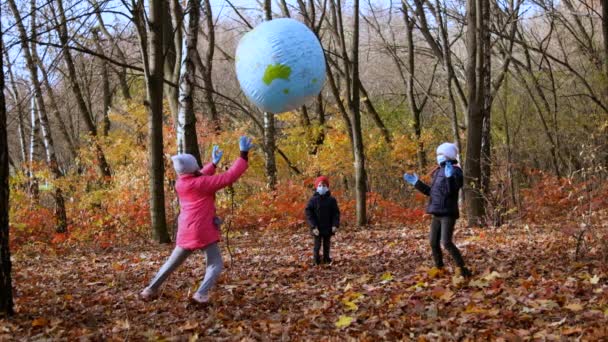 Zwei Mädchen Und Ein Kleiner Junge Medizinischen Masken Spielen Herbstpark — Stockvideo