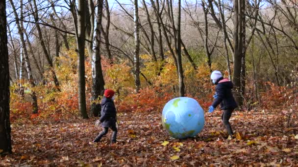 Een Meisje Een Kleine Jongen Met Medische Maskers Spelen Het — Stockvideo