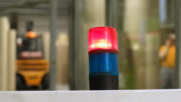 工厂红灯警灯特写 后面是一辆装有黄色警示灯的装载机 — 图库视频影像