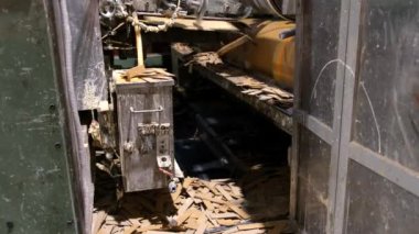 Kesme makinesi, karton kağıtlardan karton kutular çıkarıyor. Yakın çekim, karton kutu üretiminde atık. Oluklu Karton Kutu Fabrikası.