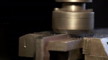 Otomatik cnc, değirmen makinesine dönüşüyor. Metal işçiliği kesiyor. Çelik Metal İçin Smoothlarla Öğütücü İş, Demir. Metal işçiliği ve makine mühendisliği.