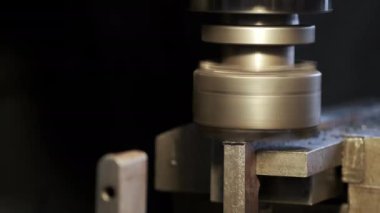 Otomatik cnc, değirmen makinesine dönüşüyor. Metal işçiliği kesiyor. Çelik Metal İçin Smoothlarla Öğütücü İş, Demir. Metal işçiliği ve makine mühendisliği.