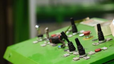 Karton konteynır üretimi için Atılgan. Kapatma düğmeleri olan makine kontrol paneli. Karton kutuların üretimi.