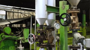 Karton çekirdeklerin atık kağıttan üretilmesi. Karton üretimi için dükkandaki manometre boruları ve valf.