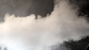Siyah arka planda nargile dumanı.